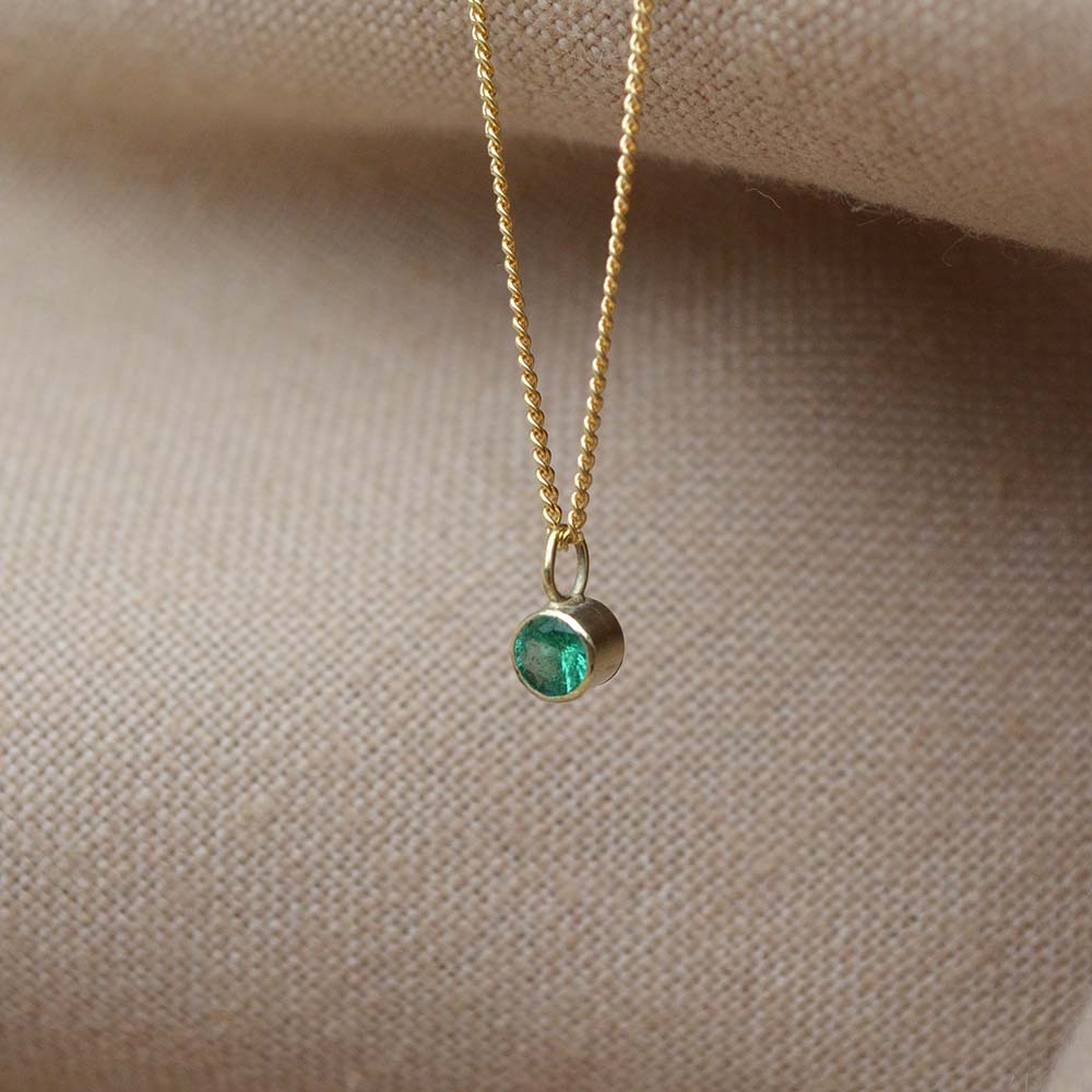 envelop Drink water Collectief Emerald Necklace - Gold 14k | Urbankissed- Sustainable Fashion Marketplace